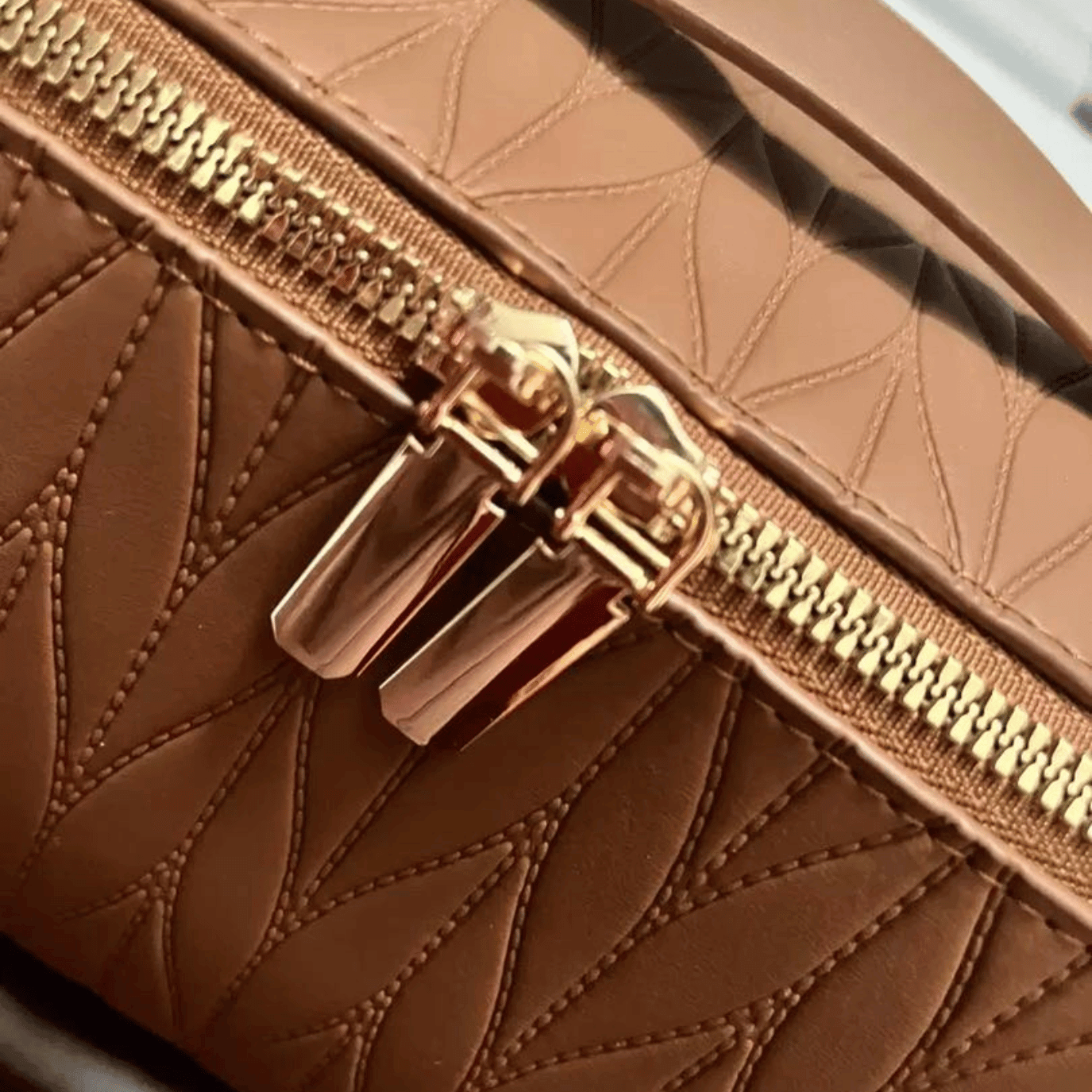 Limited Edition - Luxe Essential Makeup Bag